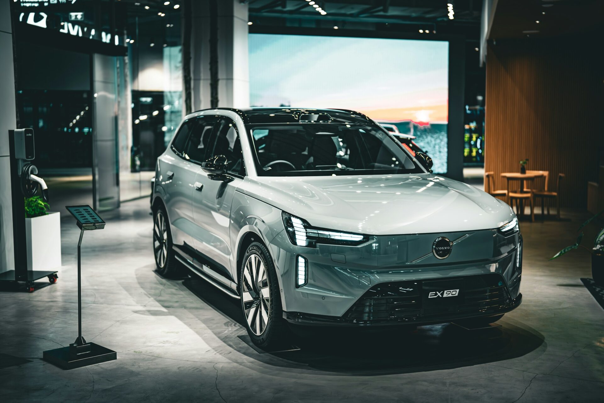 5 preguntas y respuestas para entender por qué las personas naturales sí pueden acceder a beneficios tributarios por un carro eléctrico o híbrido